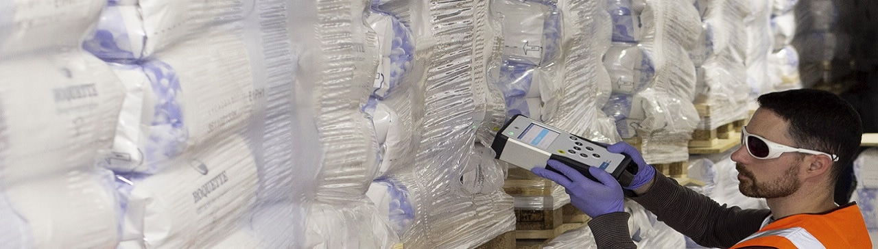 包装/容器越しの迅速な原料確認により医薬品製造プロセスを効率化